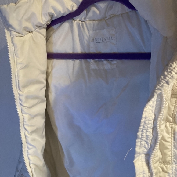 White puffer vest with hood. Zip up front with pockets by Areopostale - Picture 7 of 11